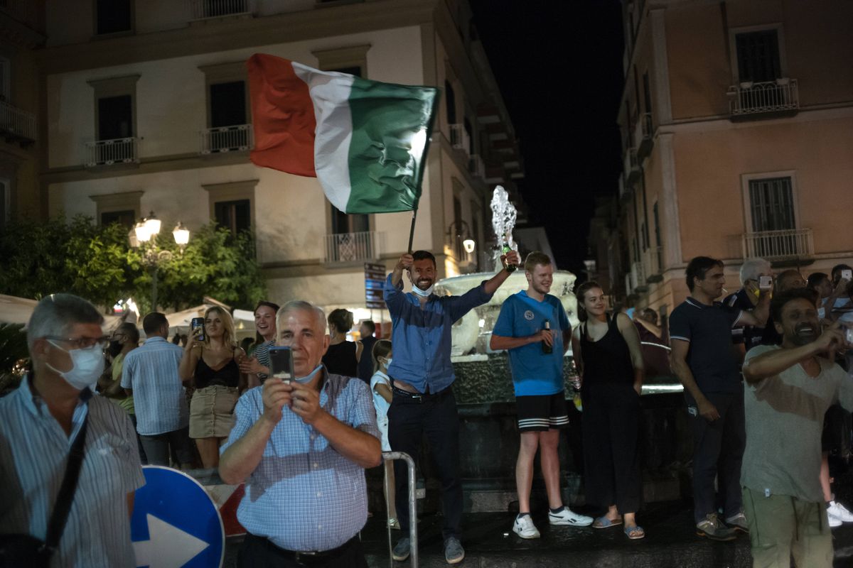 Fani italieni sărbătorind câștigarea EURO 2020