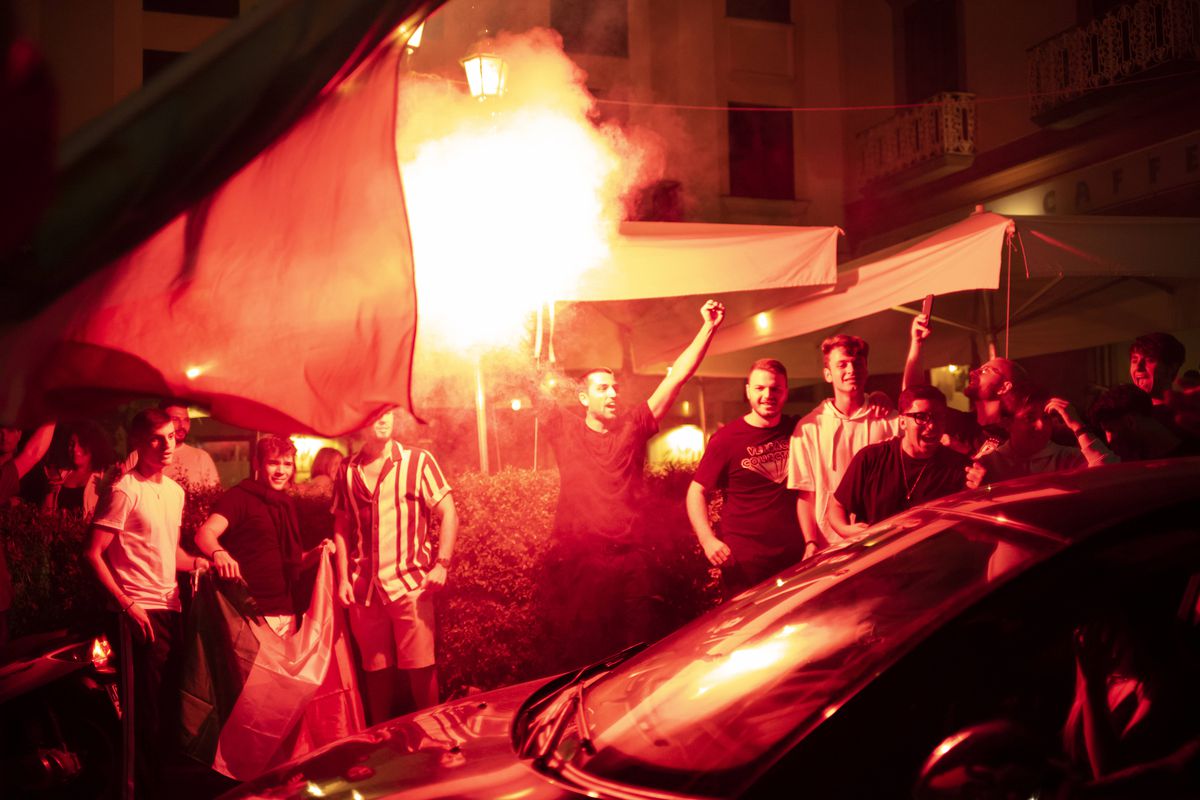 Fani italieni sărbătorind câștigarea EURO 2020