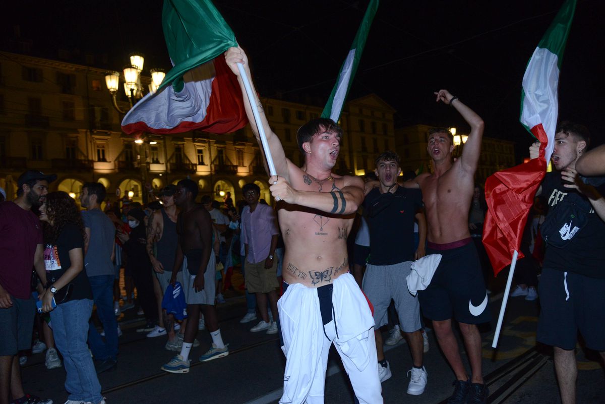 Italieni au făcut noapte albă după succesul de la EURO 2020! Nebunie pe străzile din peninsulă