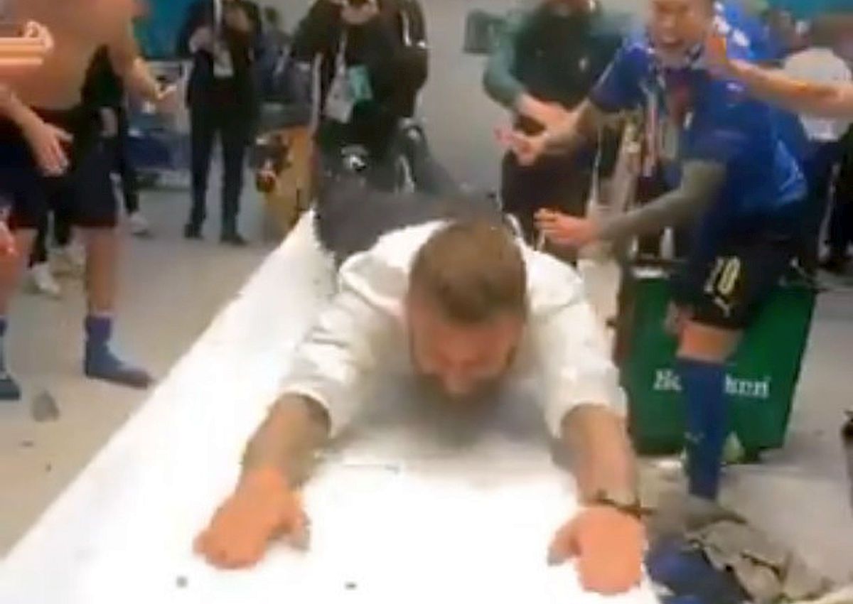 Cea mai nebună bucurie! Ce a făcut De Rossi în vestiar după ce Italia a câștigat EURO