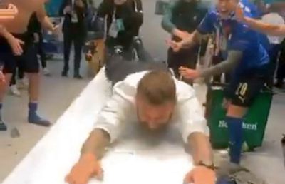 Cea mai nebună bucurie! Ce a făcut De Rossi în vestiar după ce Italia a câștigat EURO