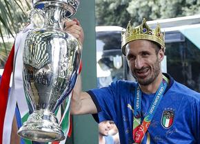 A ajuns acasă! Italienii au revenit în țară cu trofeul EURO 2020 și au fost așteptați de fani la aeroport