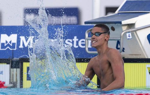 David Popovici (16 ani), de trei ori medaliat cu aur la Campionatele Europene de juniori, a revenit azi în România. Înotătorul român a susținut o conferință de presă pe aeroportul Otopeni.