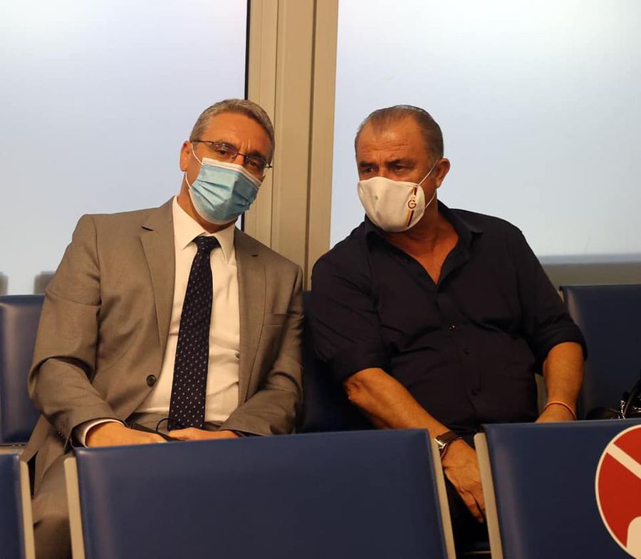 Burak Özügergin, ambasadorul Turciei la Atena, și Fatih Terim / FOTO: Facebook @Galatasaray Scandal diplomatic la Olympiakos - Galatasaray » Turcii au refuzat amicalul și acuză: „E prima dată când suntem supuși unui asemenea tratament!”