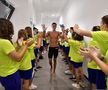 Sărbătoarea de la final. David Popovici aplaudat de voluntari după victoria de la 100 metri liber, ultima sa proba la CE de juniori FOTO Cristi Preda
