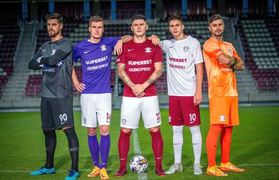 Rapid și-a prezentat noul echipament » Cum arată tricourile de joc + Firma lui Dan Șucu a devenit unul dintre sponsorii principali