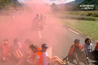 Haos în Turul Franței » Protestatarii au oprit etapa! Au intrat pe traseu și i-au blocat pe cicliști