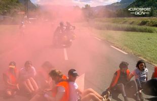 Haos în Turul Franței » Protestatarii au oprit etapa! Au intrat pe traseu și i-au blocat pe cicliști