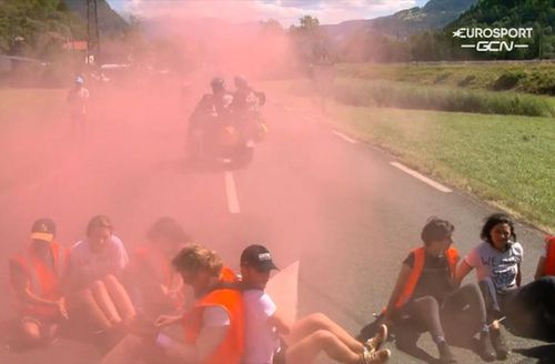 Etapa cu numărul 10 din Turul Franței a fost neutralizată timp de 12 minute din cauza unor activiști de mediu.