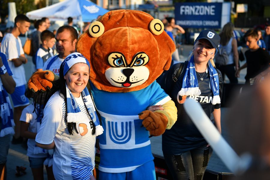 Fanii Craiovei pot face poze și sunt distrați de cele două mascote la fiecare meci MATCHDAY EXPERIENCE, episodul 7 » CS Universitatea Craiova, campioana unor mari detalii » Oltenii au primit cea mai mare notă de până acum