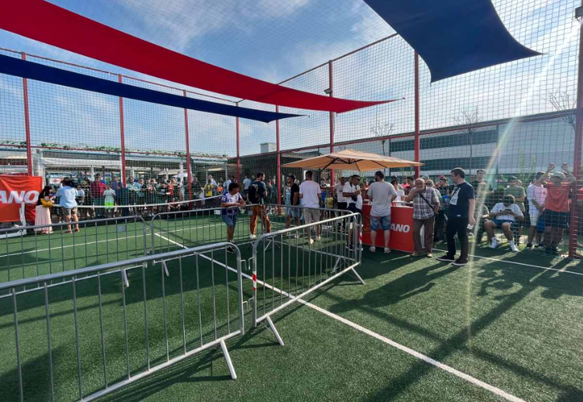 FCSB și-a prezentat noul echipament în fața a sute de oameni » MM Stoica, euforic: „Unii și-ar dori să aibă pe stadion audiența pe care noi o avem aici pe mall”. Cele mai tari imagini de la eveniment