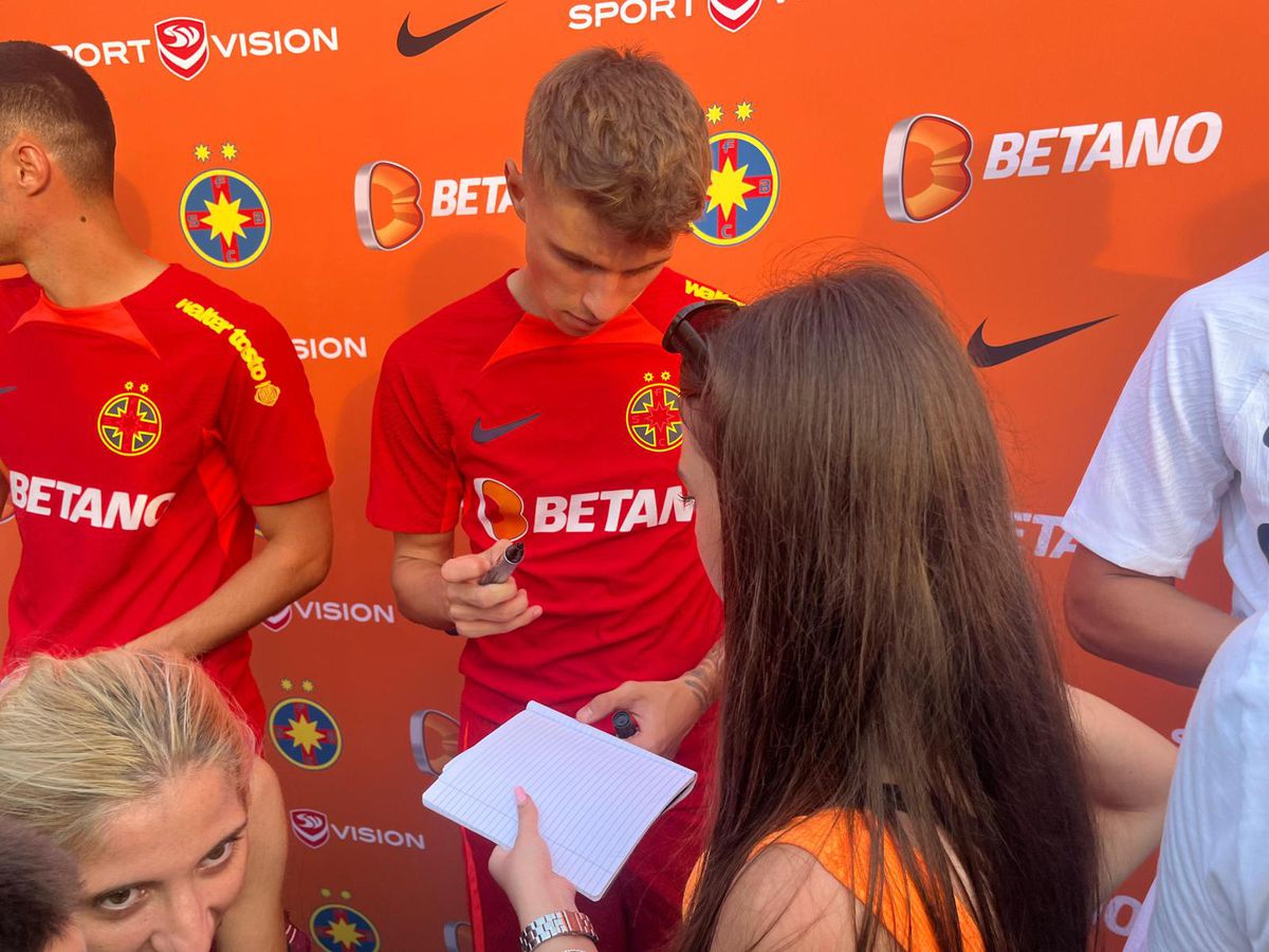 FCSB și-a prezentat noul echipament în fața a sute de oameni » MM Stoica, euforic: „Unii și-ar dori să aibă pe stadion audiența pe care noi o avem aici pe mall”. Cele mai tari imagini de la eveniment