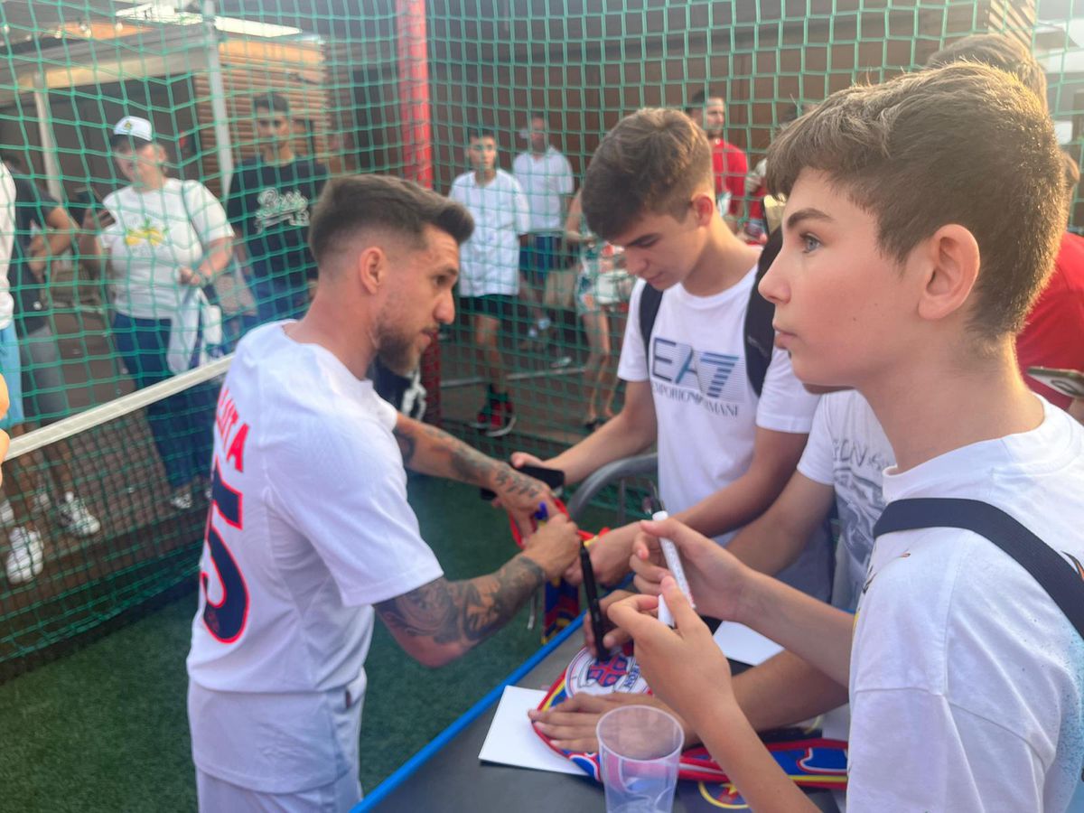 FCSB și-a prezentat noul echipament în fața a sute de oameni » MM Stoica, euforic: „Unii și-ar dori să aibă pe stadion audiența pe care noi o avem aici pe mall”. Cele mai tari imagini de la eveniment