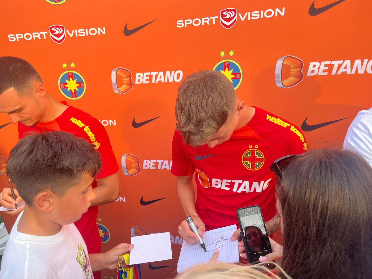 FCSB și-a prezentat noul echipament în fața a sute de oameni » MM Stoica, euforic: „Unii și-ar dori să aibă pe stadion audiența pe care noi o avem aici pe mall”. Cele mai tari imagini de la eveniment