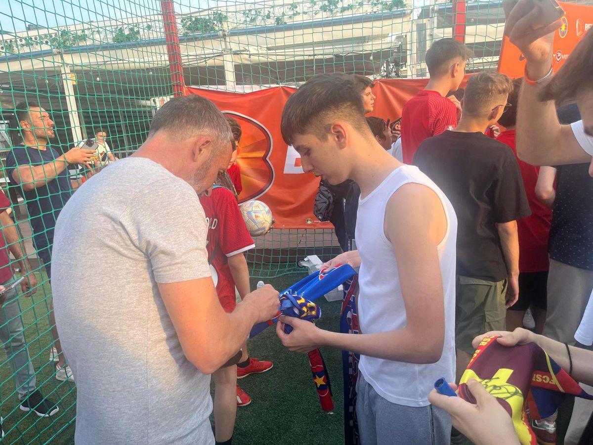 FCSB și-a prezentat noul echipament în fața a sute de oameni » MM Stoica, euforic: „Unii și-ar dori să aibă pe stadion audiența pe care noi o avem aici pe mall”. Cele mai tari imagini de la eveniment