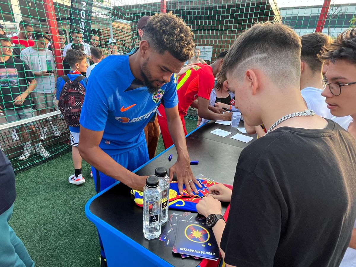 FCSB își prezintă noile tricouri