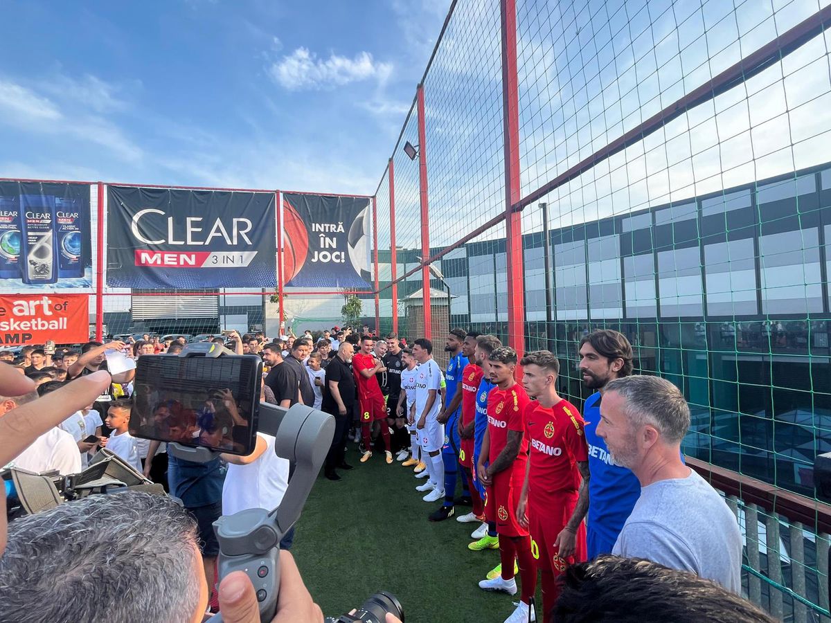 FCSB și-a prezentat noul echipament în fața a sute de oameni » MM Stoica, euforic: „Unii și-ar dori să aibă pe stadion audiența pe care noi o avem aici pe mall”. Cele mai tari imagini de la eveniment