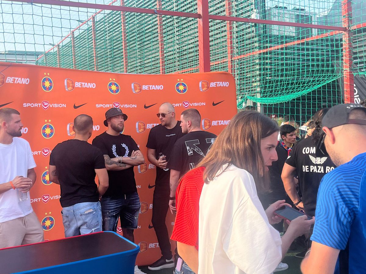 FCSB și-a prezentat noul echipament în fața a sute de oameni » MM Stoica, euforic: „Unii și-ar dori să aibă pe stadion audiența pe care noi o avem aici pe mall”. Cele mai tari imagini de la eveniment