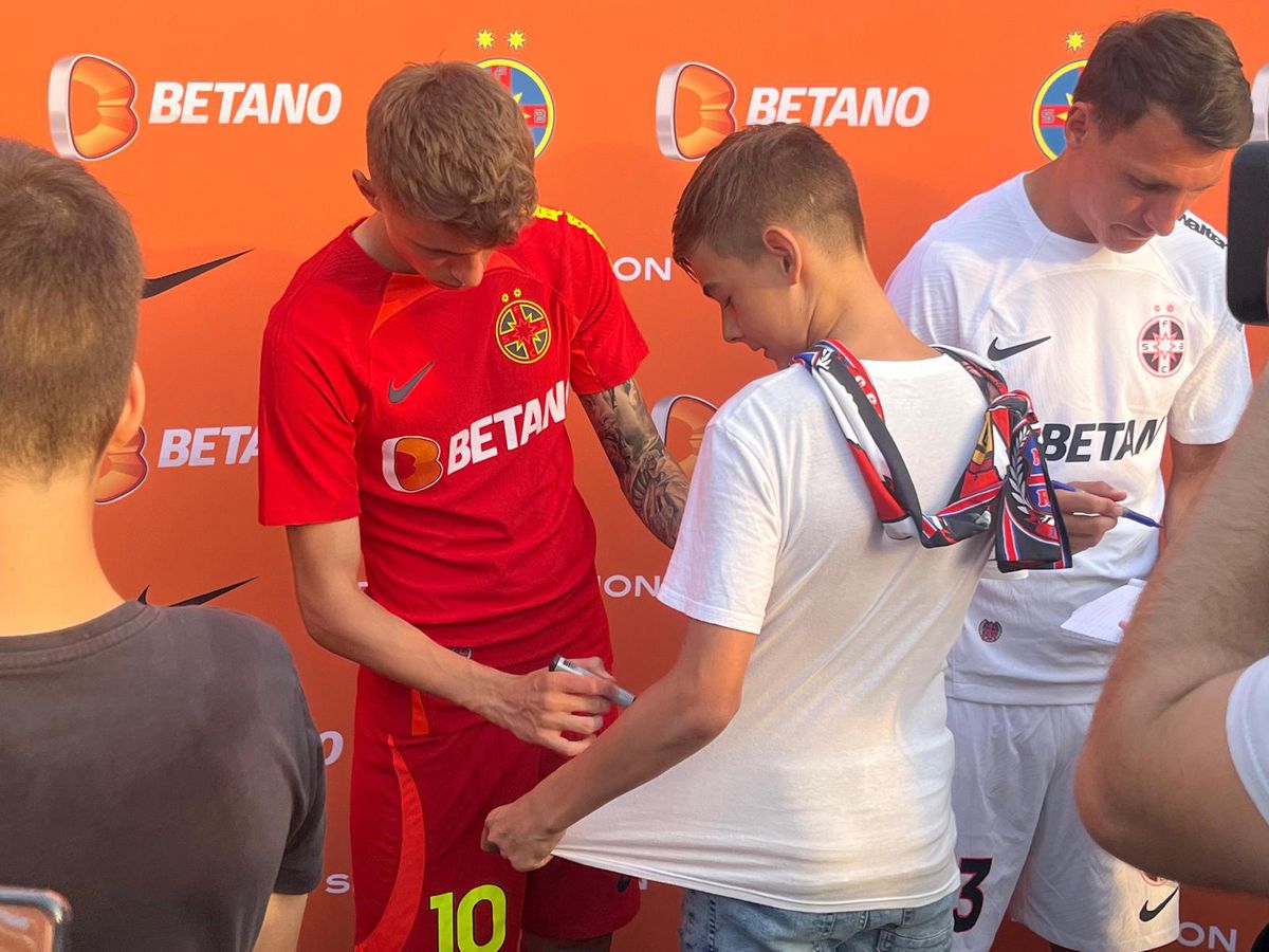 FCSB și-a prezentat noul echipament în fața a sute de oameni » MM Stoica, euforic: „Unii și-ar dori să aibă pe stadion audiența pe care noi o avem aici pe mall”. Cele mai tari imagini de la eveniment