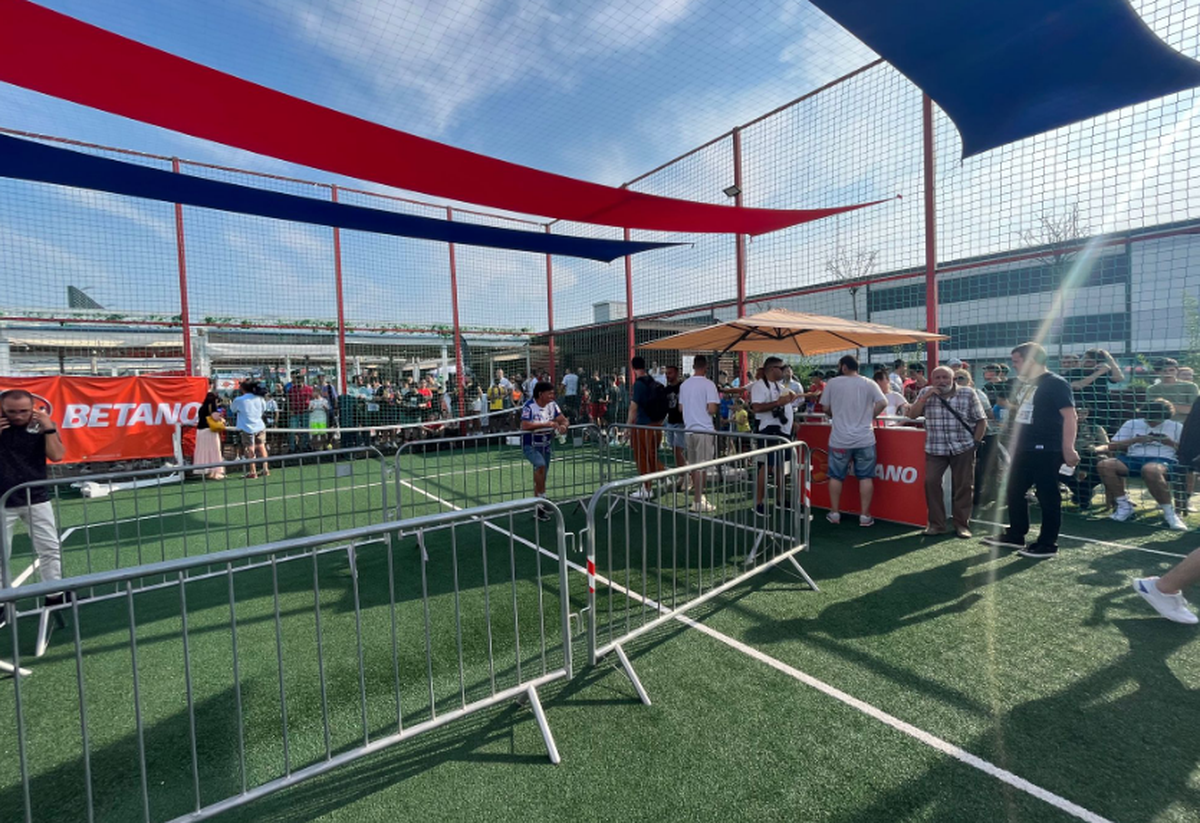 FCSB și-a prezentat noul echipament în fața a sute de oameni » MM Stoica, euforic: „Unii și-ar dori să aibă pe stadion audiența pe care noi o avem aici pe mall”. Cele mai tari imagini de la eveniment