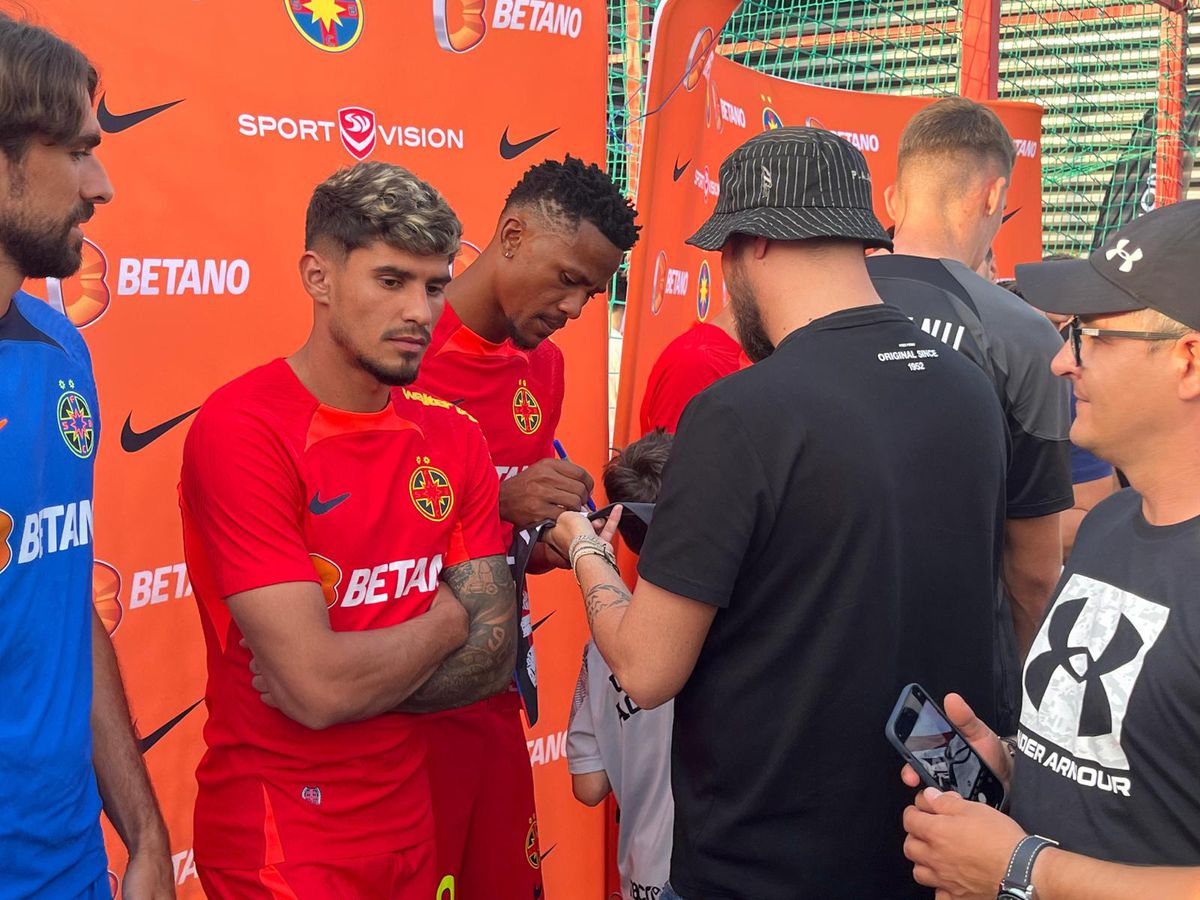 FCSB și-a prezentat noul echipament în fața a sute de oameni » MM Stoica, euforic: „Unii și-ar dori să aibă pe stadion audiența pe care noi o avem aici pe mall”. Cele mai tari imagini de la eveniment