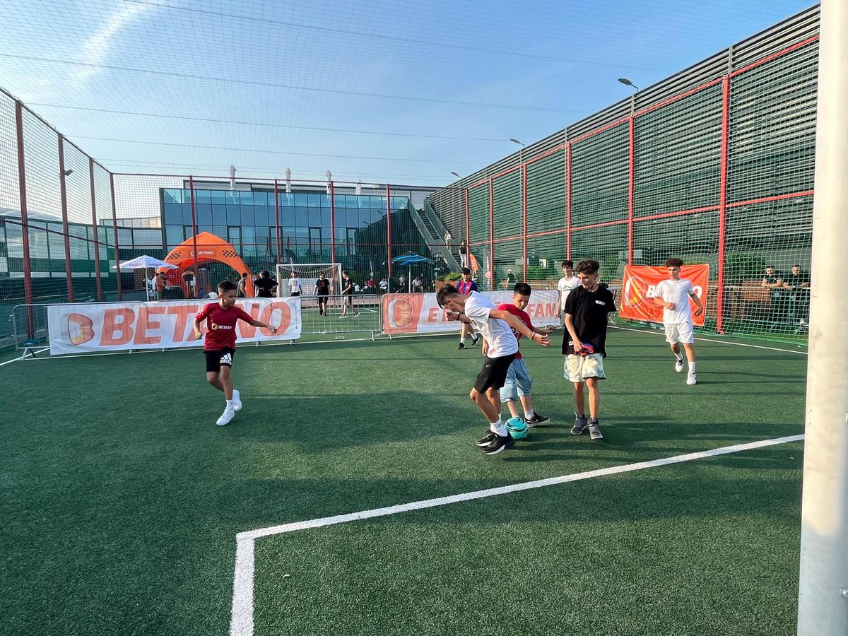 FCSB și-a prezentat noul echipament în fața a sute de oameni » MM Stoica, euforic: „Unii și-ar dori să aibă pe stadion audiența pe care noi o avem aici pe mall”. Cele mai tari imagini de la eveniment