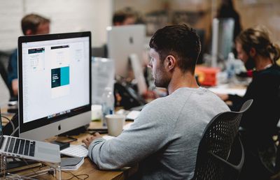 Petreci prea mult timp la calculator? Munca sedentară îți dă dureri de spate? Află de ce este util un corset lombar