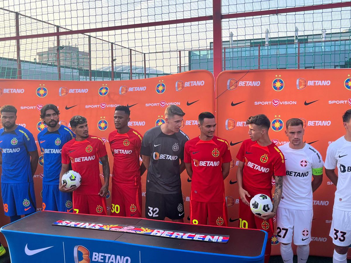 FCSB și-a prezentat noul echipament în fața a sute de oameni » MM Stoica, euforic: „Unii și-ar dori să aibă pe stadion audiența pe care noi o avem aici pe mall”. Cele mai tari imagini de la eveniment