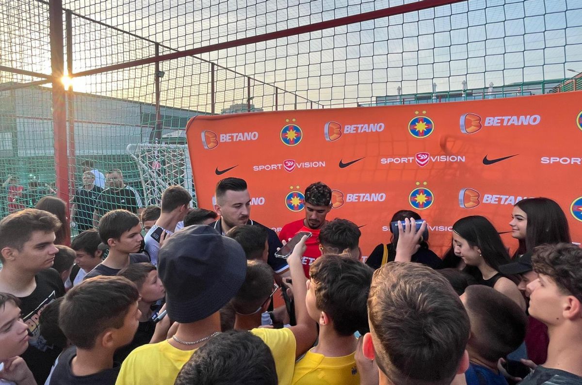 FCSB și-a prezentat noul echipament în fața a sute de oameni » MM Stoica, euforic: „Unii și-ar dori să aibă pe stadion audiența pe care noi o avem aici pe mall”. Cele mai tari imagini de la eveniment