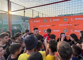 Sute de oameni au fost la evenimentul în care FCSB și-a prezentat noile tricouri » Jucătorii au venit îmbrăcați în noul echipament și au dat autografe: Coman, asaltat de fani