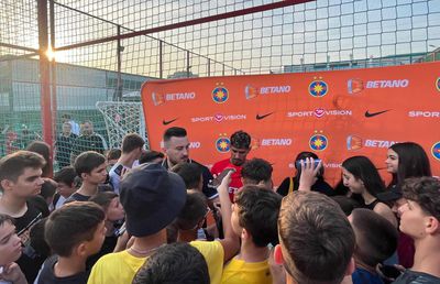 FCSB și-a prezentat noul echipament în fața a sute de oameni » MM Stoica, euforic: „Unii și-ar dori să aibă pe stadion audiența pe care noi o avem aici pe mall”. Cele mai tari imagini de la eveniment