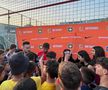 FCSB și-a prezentat noul echipament în fața a sute de oameni » MM Stoica, euforic: „Unii și-ar dori să aibă pe stadion audiența pe care noi o avem aici pe mall”. Cele mai tari imagini de la eveniment