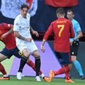 Nicolo Zaniolo, în alb, flancat de jucătorii Spaniei // Foto: Imago