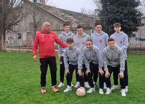 Dezvăluiri incredibile despre condițiile în care se antrenează juniorii lui Dinamo: „Beau apă de la o cișmea. Au o ladă frigorifică făcută din polistiren”