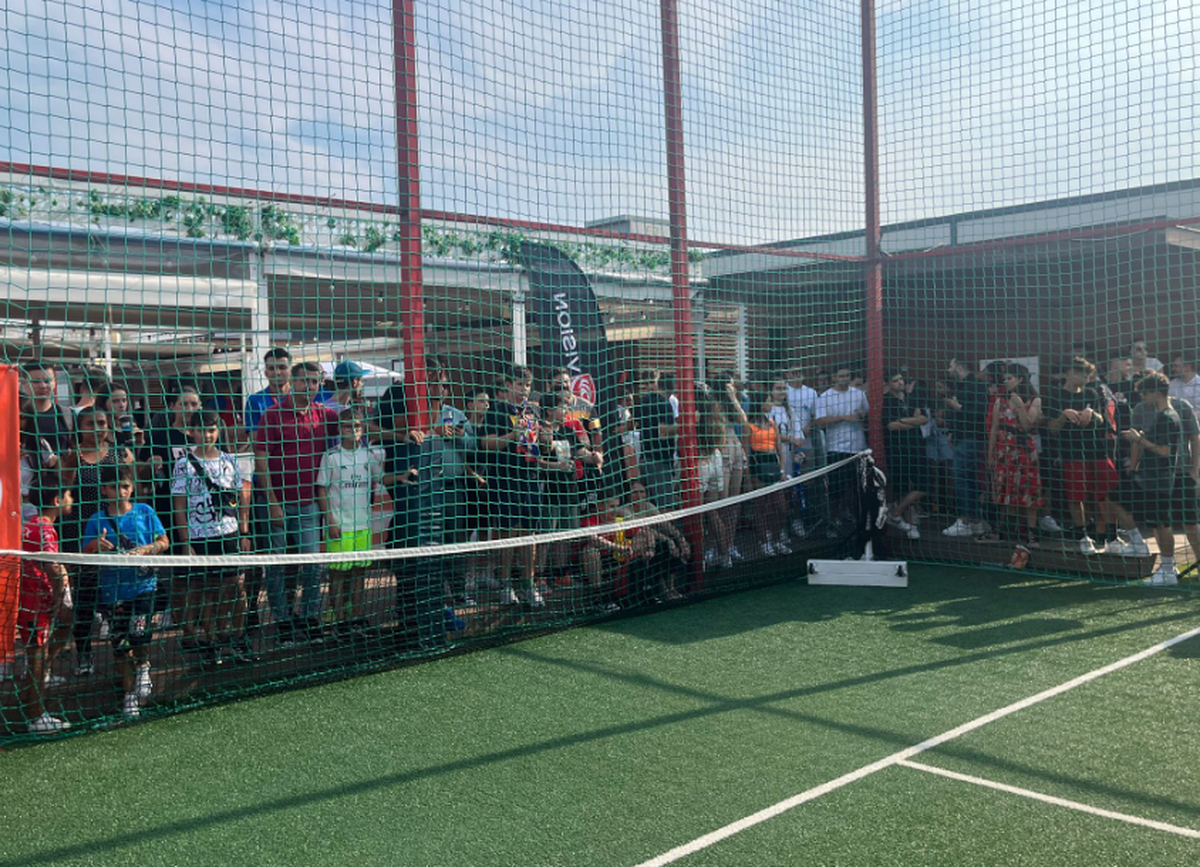 FCSB și-a prezentat noul echipament în fața a sute de oameni » MM Stoica, euforic: „Unii și-ar dori să aibă pe stadion audiența pe care noi o avem aici pe mall”. Cele mai tari imagini de la eveniment