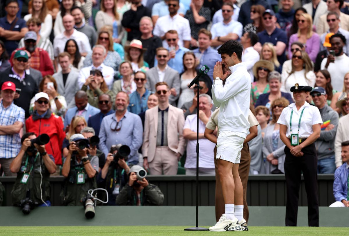 Carlos Alcaraz l-a învins pe Daniil Medvedev și va juca finala Wimbledon