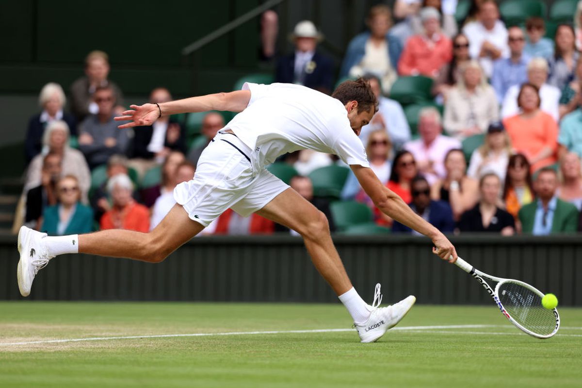 Carlos Alcaraz, victorie cu Medvedev și calificare în finală » Își va apăra titlul la Wimbledon: „Am avut emoții la început, m-a dominat”