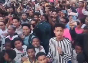 Scene senzaționale în Eritreea » Mii de oameni au ieșit pe străzi pentru a sărbători rezultatele lui Biniam Girmay din Turul Franței