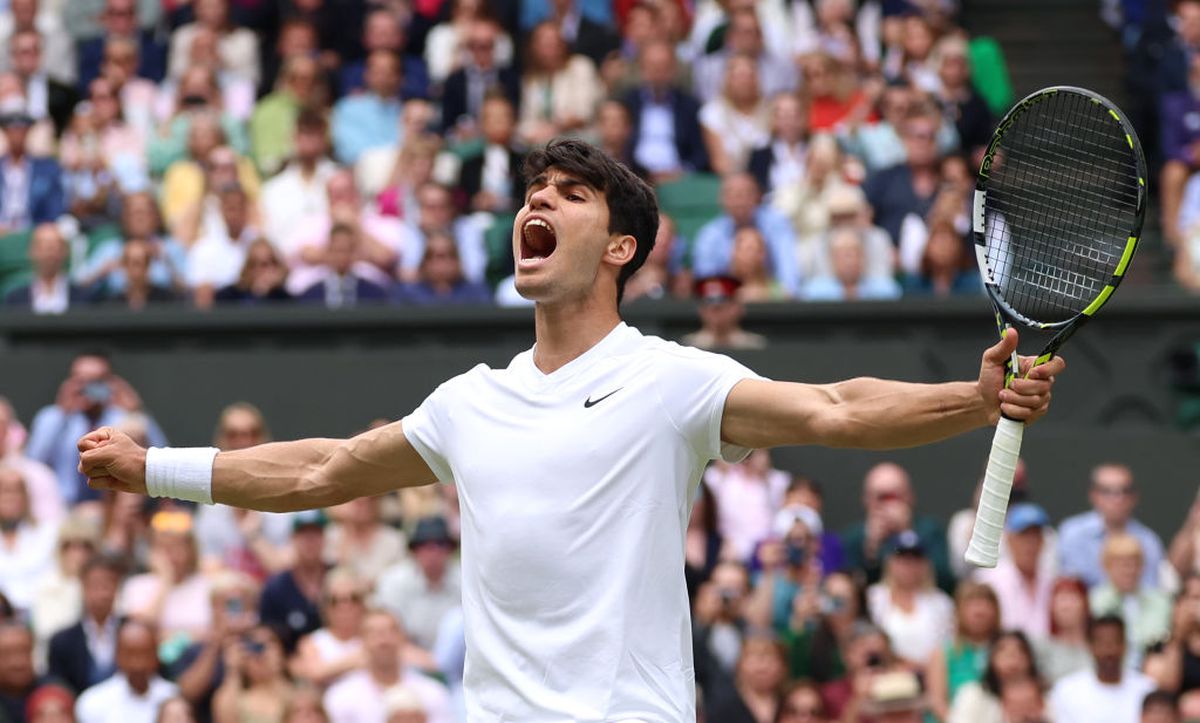 Carlos Alcaraz l-a învins pe Daniil Medvedev și va juca finala Wimbledon