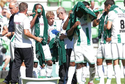 Un specialist în medicină sportivă atrage atenția înaintea startului de Superliga, pe cod roșu de caniculă. Foto: Imago Images