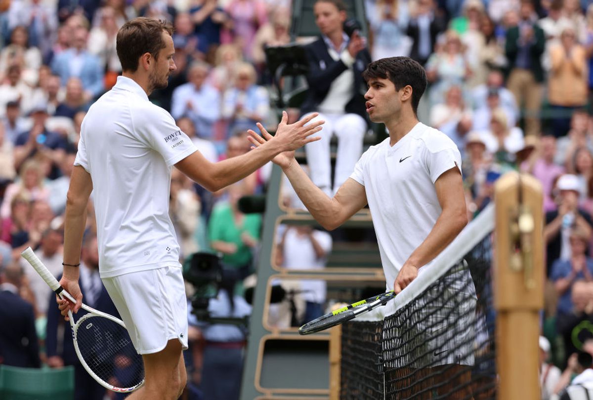 Carlos Alcaraz l-a învins pe Daniil Medvedev și va juca finala Wimbledon