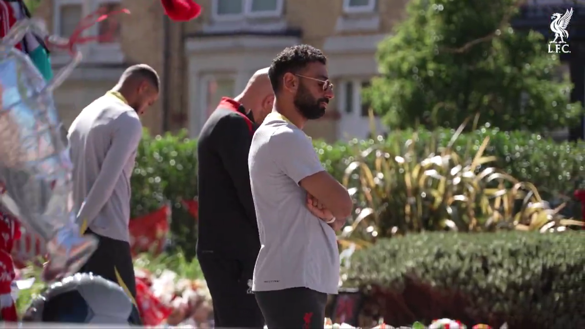 Gest emoționant al rivalilor de la Manchester United pentru Diogo Jota, în fața stadionului „Anfield”