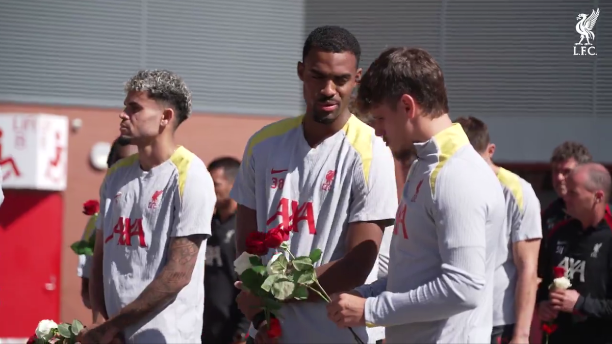 Gest emoționant al rivalilor de la Manchester United pentru Diogo Jota, în fața stadionului „Anfield”