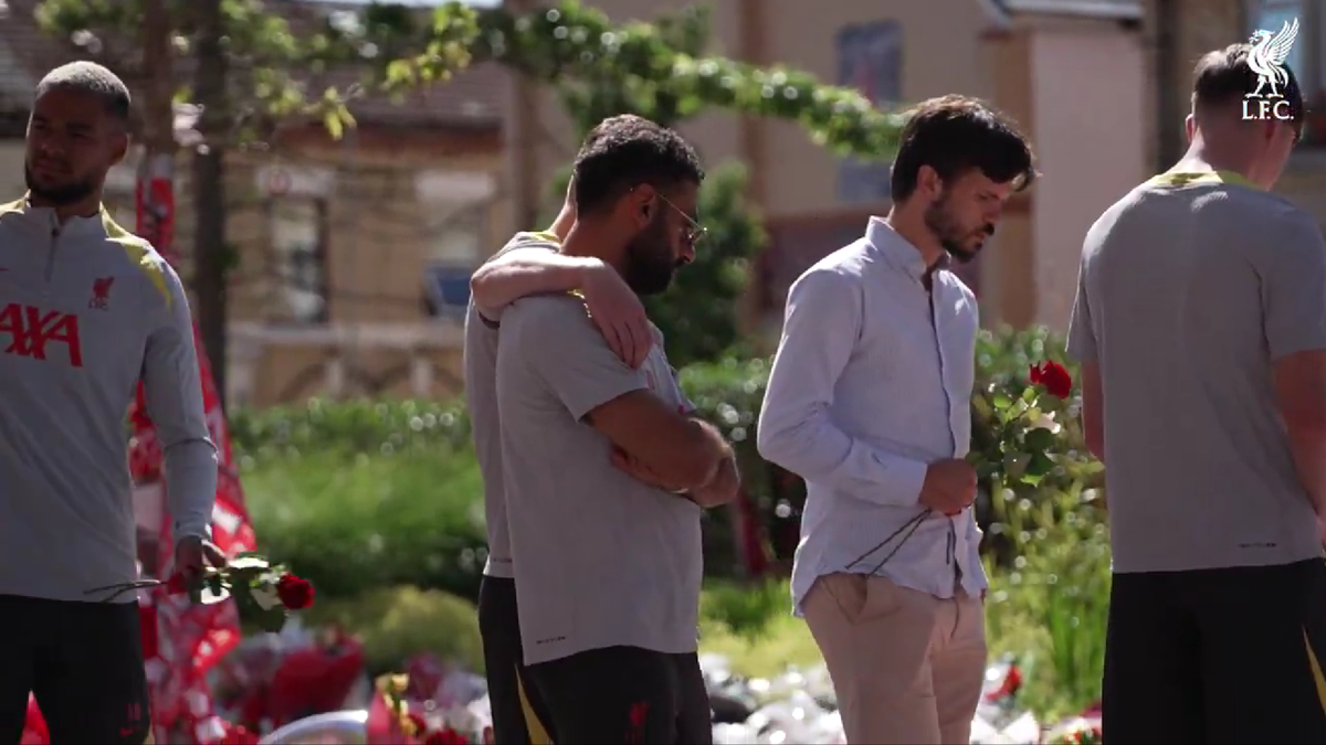 Gest emoționant al rivalilor de la Manchester United pentru Diogo Jota, în fața stadionului „Anfield”