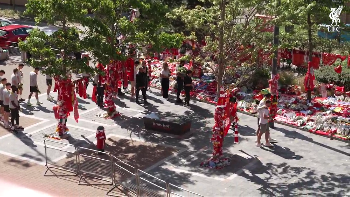 Gest emoționant al rivalilor de la Manchester United pentru Diogo Jota, în fața stadionului „Anfield”