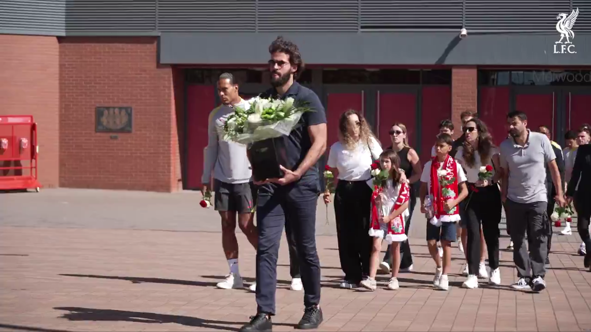 Anfield, în doliu: Jucătorii lui Liverpool au depus flori în memoria lui Diogo Jota