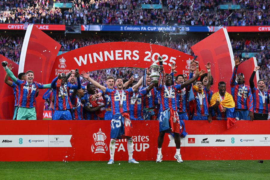 Jucătorii lui Crystal Palace, sărbătorind triumful din FA Cup (sezonul 2024/2025) // FOTO: Getty Images Reacție furibundă după excluderea echipei din Europa League: „Una dintre cele mai mari nedreptăți din istoria fotbalului”