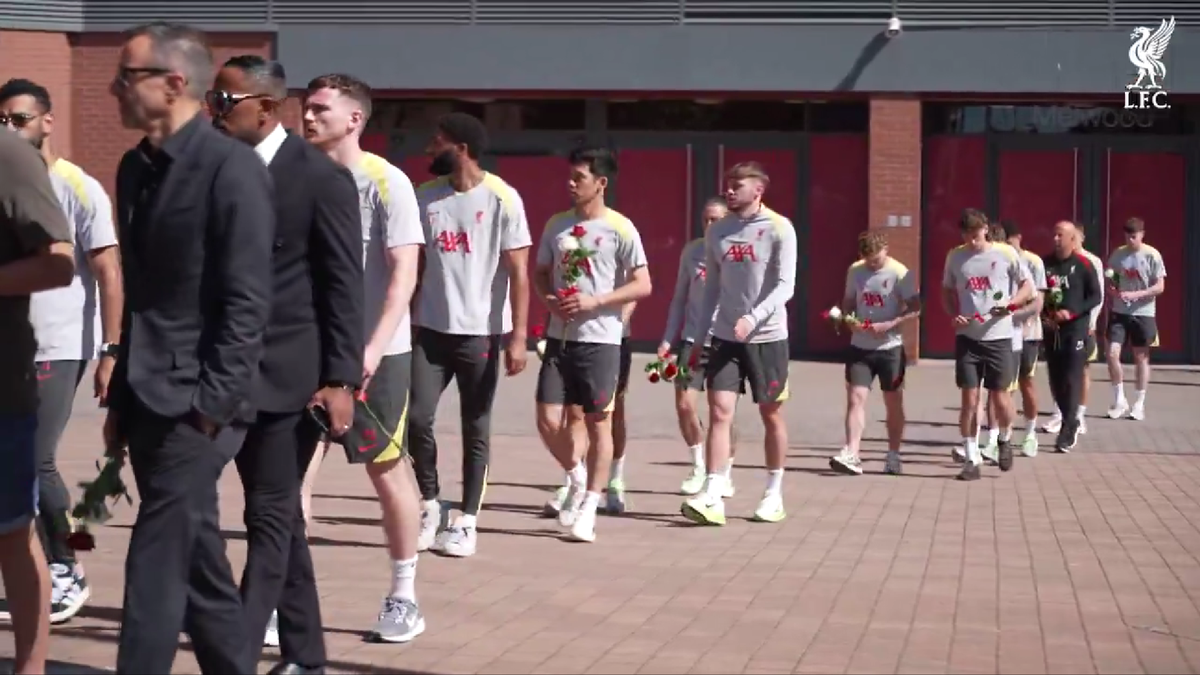 Anfield, în doliu: Jucătorii lui Liverpool au depus flori în memoria lui Diogo Jota