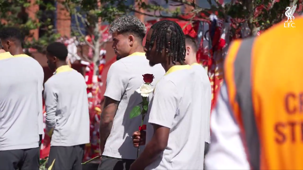 Gest emoționant al rivalilor de la Manchester United pentru Diogo Jota, în fața stadionului „Anfield”