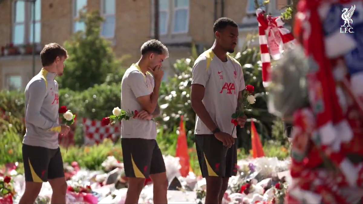 Anfield, în doliu: Jucătorii lui Liverpool au depus flori în memoria lui Diogo Jota